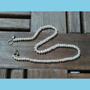 Ferskvandsperler på snor