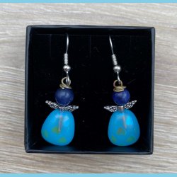 Englereringe i glas med et sodalit stens hoved