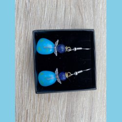 Englereringe i glas med et sodalit stens hoved