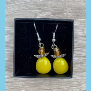 Englereringe i glas med et lille rav hoved