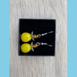 Englereringe i glas med et lille rav hoved