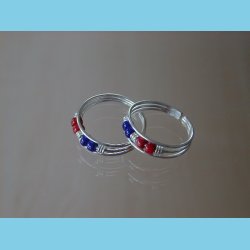 T�ring med bl� og r�d sten