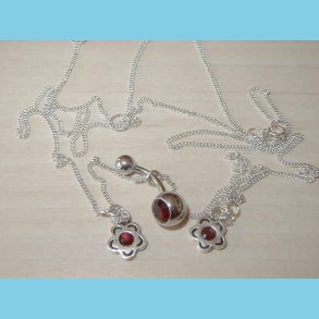 Mavekde Blomst med Rd Sten