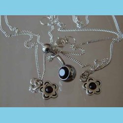 Mavekde Blomst med Rd Sten