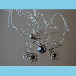 Mavekde Blomst med Rd Sten