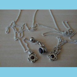 Mavekde Blomst med Rd Sten