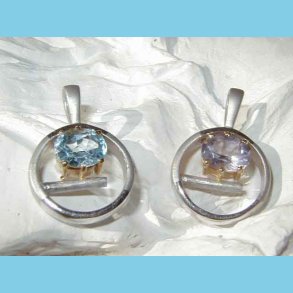 Slv vedhng Ametyst med 24 K guldbelagt krone