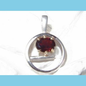 Slv vedhng Granat med 24 K guldbelagt krone