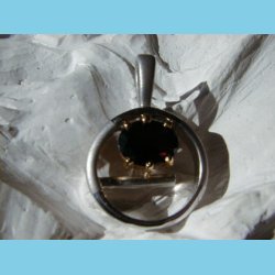 S�lv vedh�ng Granat med 24 K guldbelagt krone