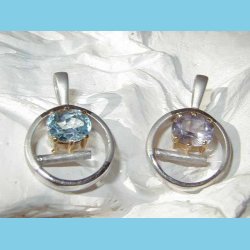 Slv vedhng Topas med 24 K guld krone