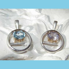 Slv vedhng Topas med 24 K guld krone