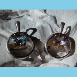 Slv vedhng Topas med 24 K guld krone