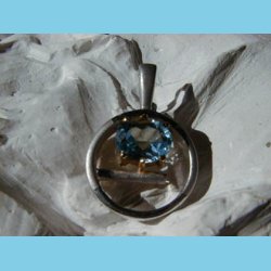 Slv vedhng Topas med 24 K guld krone