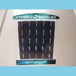 Display med 25 jenbrynsmykker i titanium