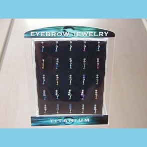 Display med 25 jenbrynsmykker i titanium