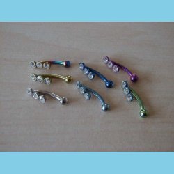 Display med 25 jenbrynsmykker i titanium