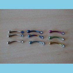 Display med 25 jenbrynsmykker i titanium