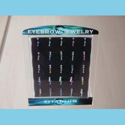 Display med 25 jenbrynsmykker i titanium